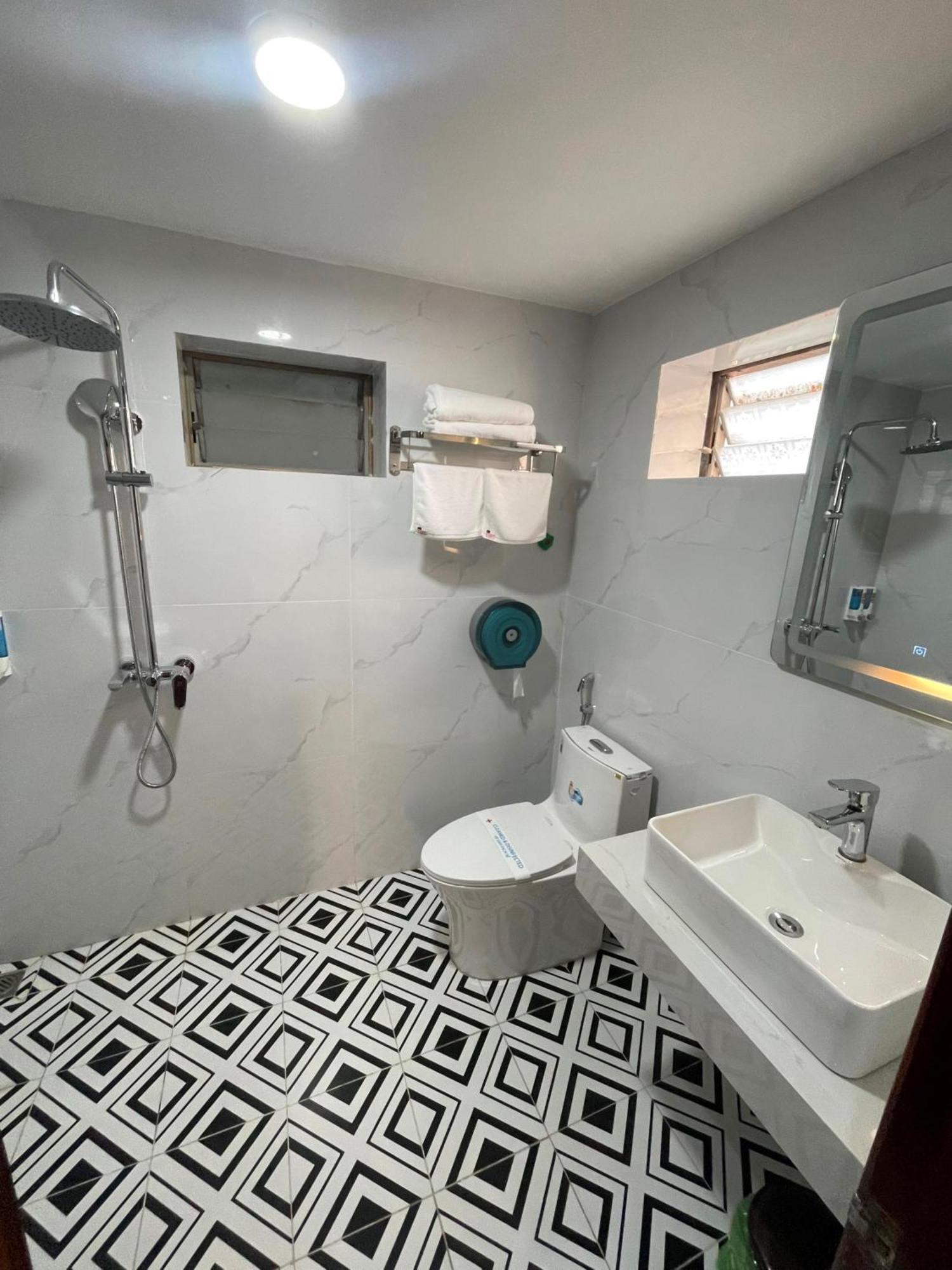 Nhat Tan Hotel Ханой Екстериор снимка