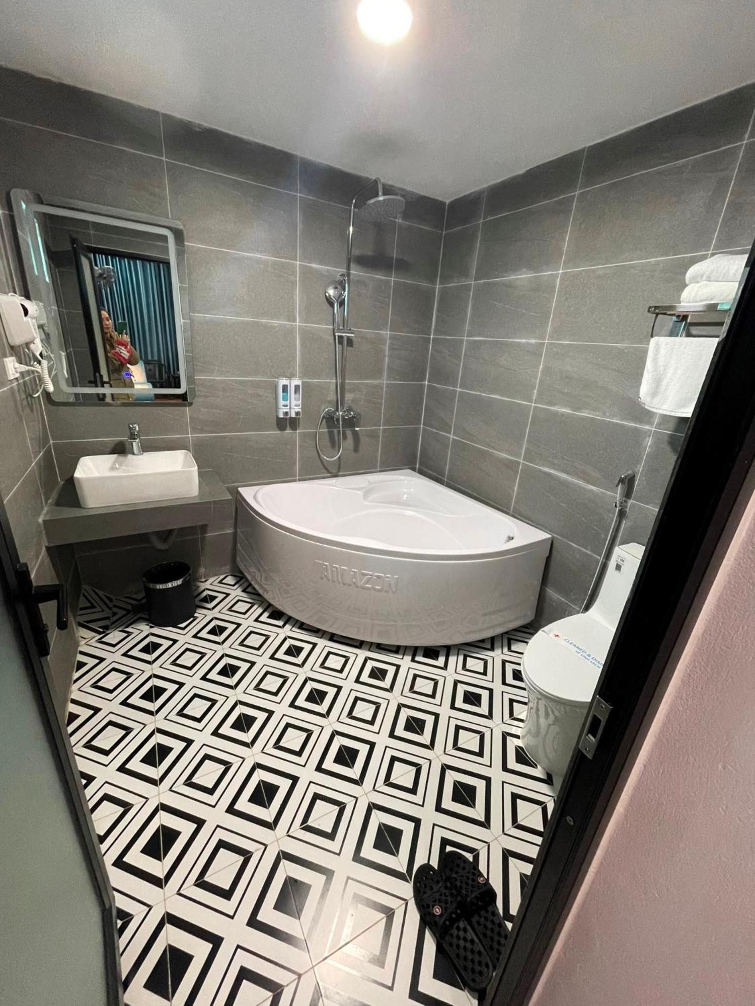 Nhat Tan Hotel Ханой Екстериор снимка