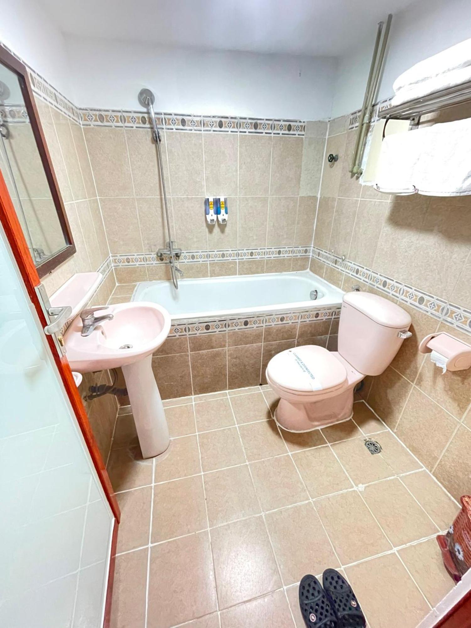 Nhat Tan Hotel Ханой Екстериор снимка
