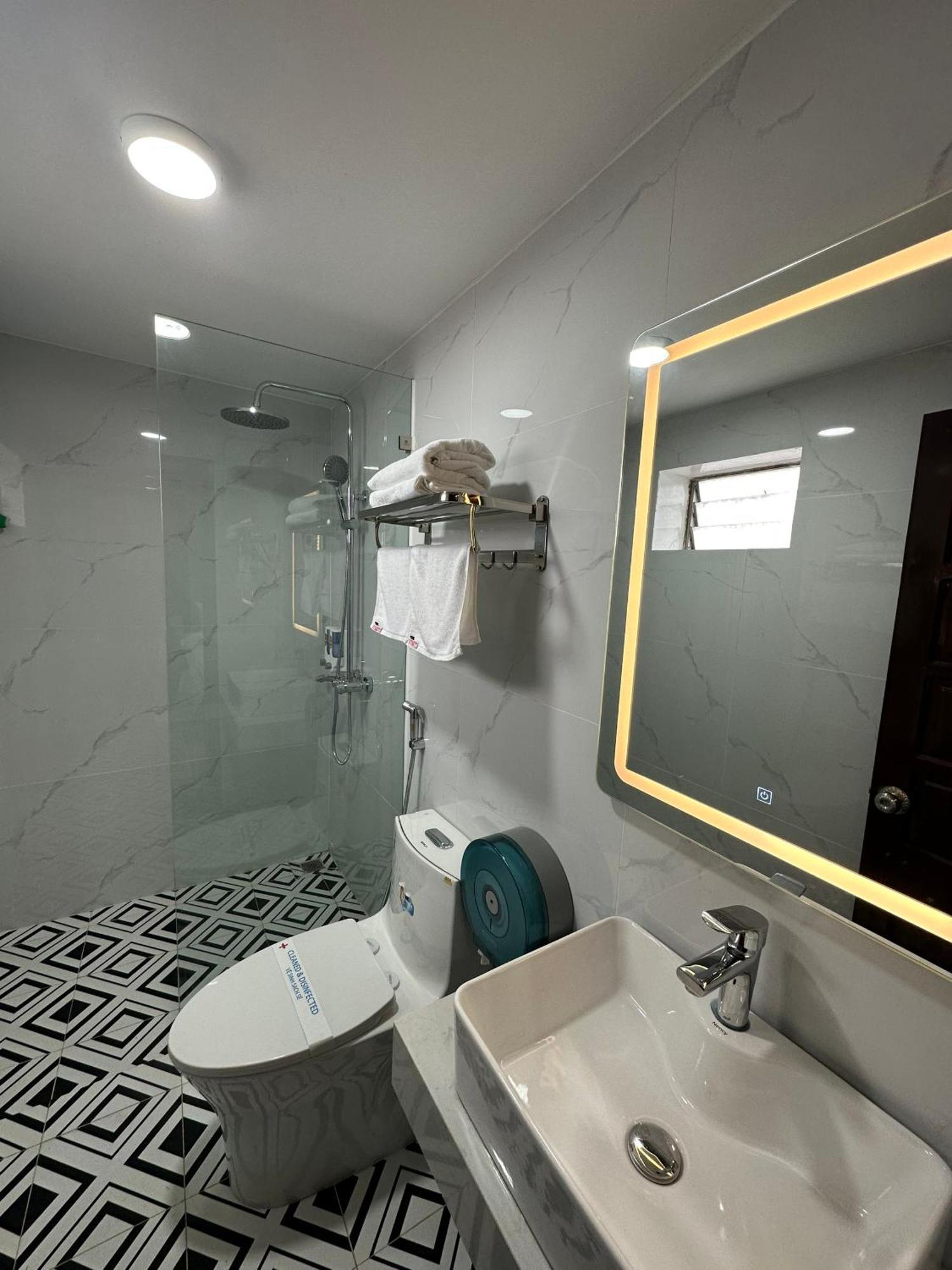 Nhat Tan Hotel Ханой Екстериор снимка